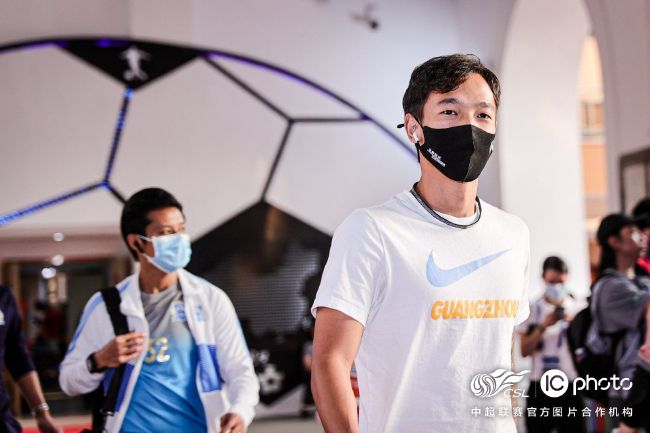 导演温子仁此次执导《海王》，为DC超级英雄开拓了一个令人眼花缭乱的瑰丽水下世界，让海王在深海巨浪中完成征战七海的华丽冒险！伦敦首映后，电影凭借宏大的史诗感，天马行空又不失风趣幽默，收获国外媒体、粉丝的一致好评，引爆全球期待，;海王口碑更是一度登上微博热搜榜，圆了广大粉丝心心念念的海王热搜梦！温子仁缔造了前所未见的亚特兰蒂斯奇观，连惊鸿一瞥的鼓手章鱼都十足惊艳，甚至请来奥斯卡影后朱莉;安德鲁斯为巨型海怪配音，看得观众一本满足，连耳朵都过足戏瘾